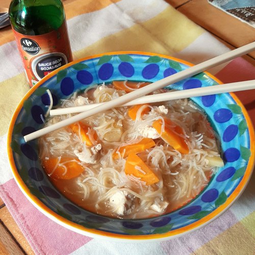 Soupe Chinoise poulet, carotte, pois gourmands - Recette Maître CoQ