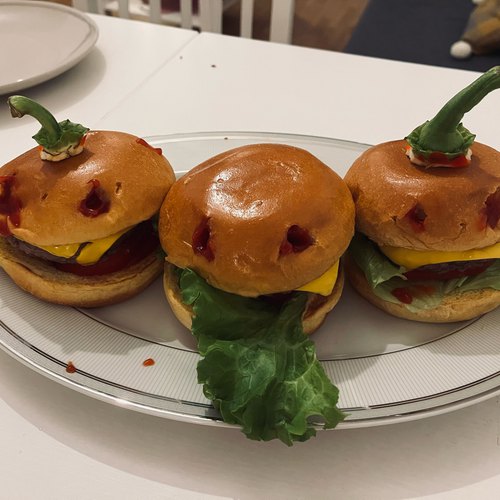 Recette Burger steak haché, tomates, salade, bacon et cheddar sur Chefclub  daily