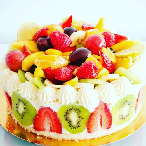 Gâteau d'anniversaire à la crème et aux fruits frais