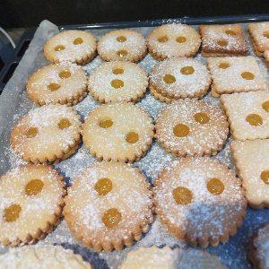 Biscuits sablés à la confiture de fraise + vidéo - Recettes de cuisine  Ôdélices