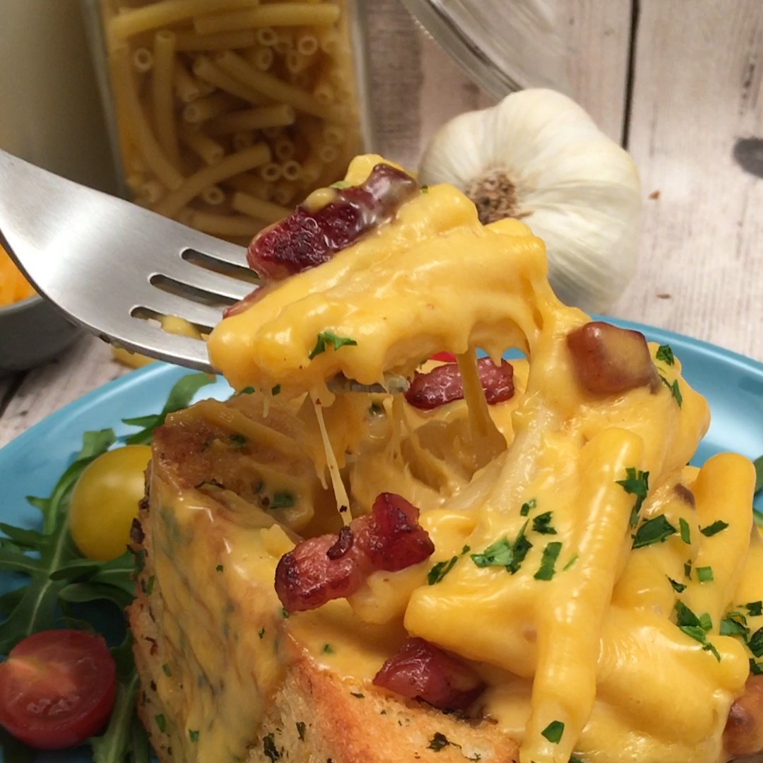 Recipe Mac 'n' Cheese Garlic Bread Bowl! and other recipes
