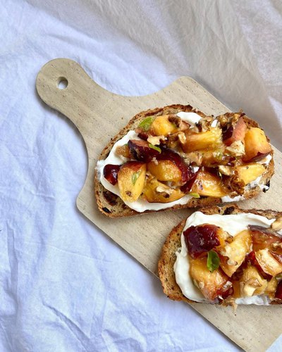 Toast nectarines, noix & fromage frais