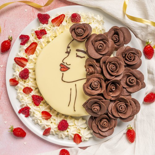 Bolo de aniversário feminino simples decorado com rosas de chantilly 