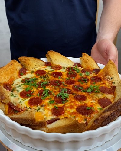 Pizza de pepperoni e queijo gratinado