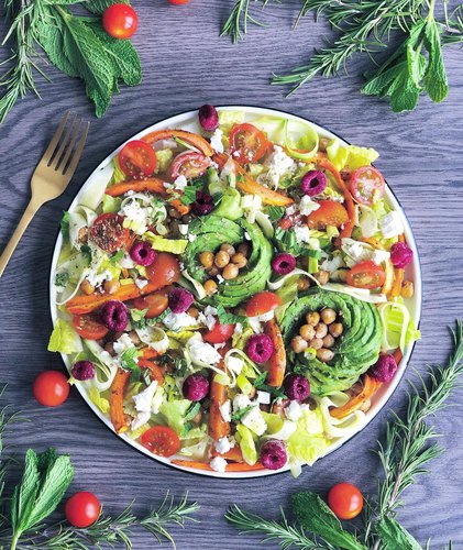 Salade aux légumes croquants et ses fleurs d'avocat