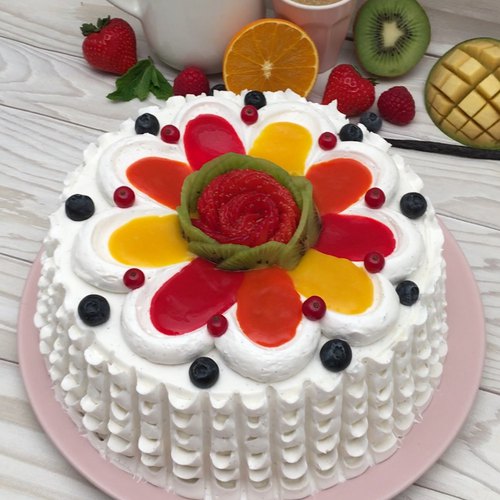 Bolo de chantilly com flores - Iza Bolos Decorados