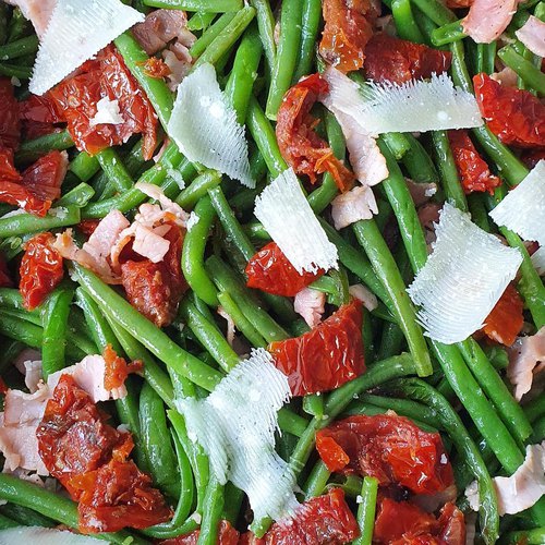Haricots verts et tomates séchées au bacon