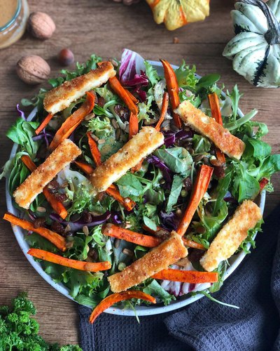 Salade avec frites d'haloumi et carottes