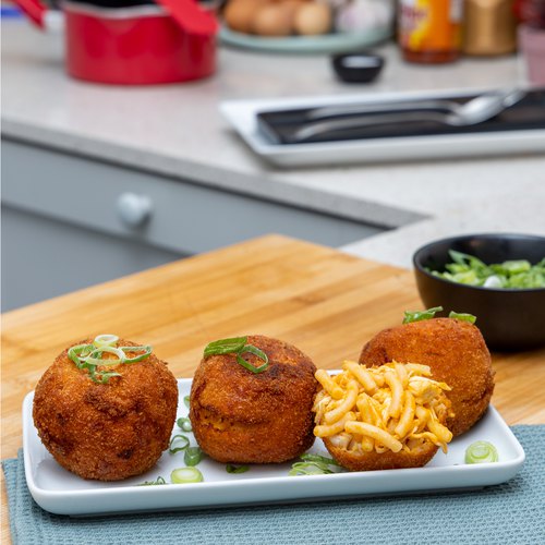 Bolas de macarrones con queso y pollo