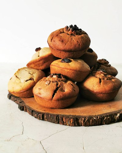 Muffins aux raisins, aux noix et au chocolat