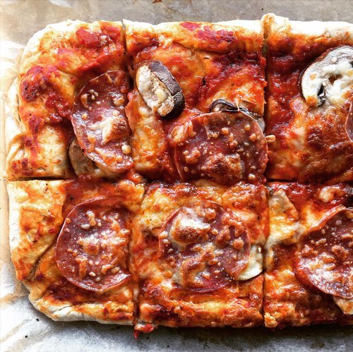 Pizza carrée à pâte épaisse