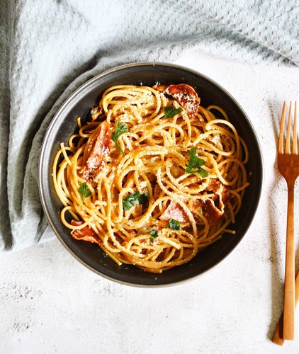 Spaghettis au gorgonzola et chips de jambon cru