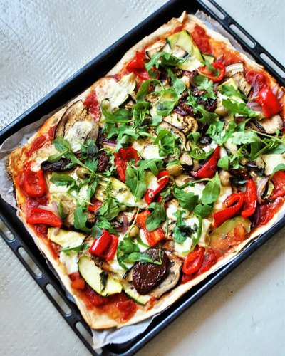 Pizza rectangulaire aux légumes du soleil