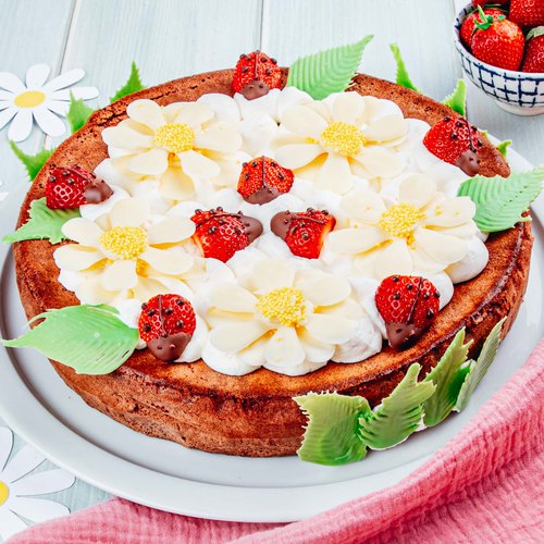 Le gâteau aux fraises fleuri