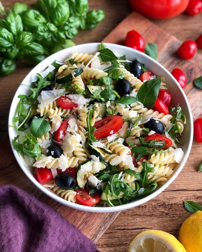 Salades de pâtes aux courgettes olives et parmesan