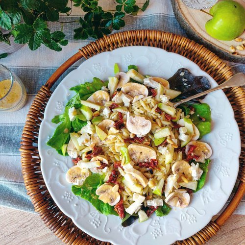 Salade acidulée : pâtes grecques, champignon, chèvre, pommes