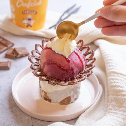 Broiled peach split sundae