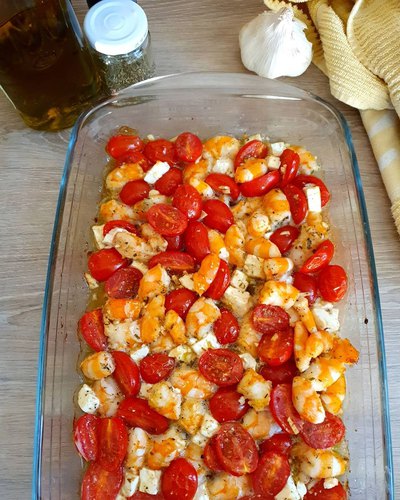 Crevettes à l'ail, tomates cerises et feta