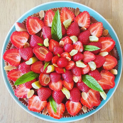 Tarte aux fraises, rhubarbe et amande