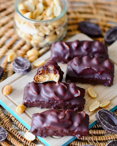 Barres chocolatées aux dattes et cacahuètes
