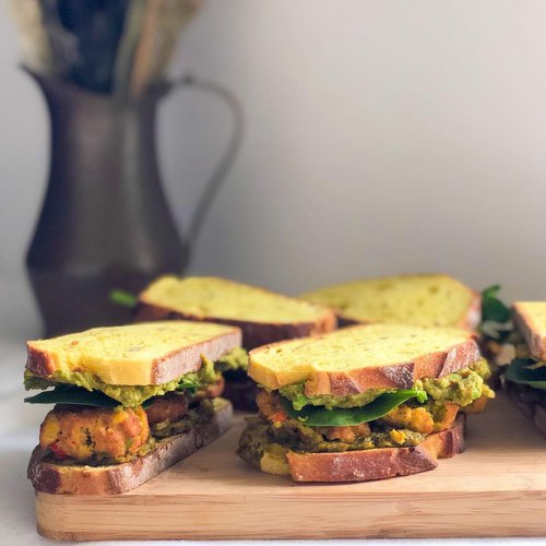 Sandwich aux boulettes végétales et épinards
