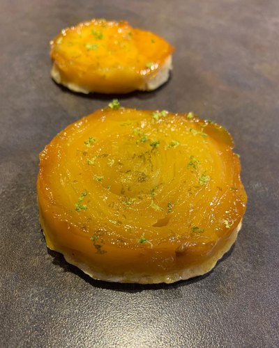 Tarte tatin sans beurre à la mangue et au citron vert