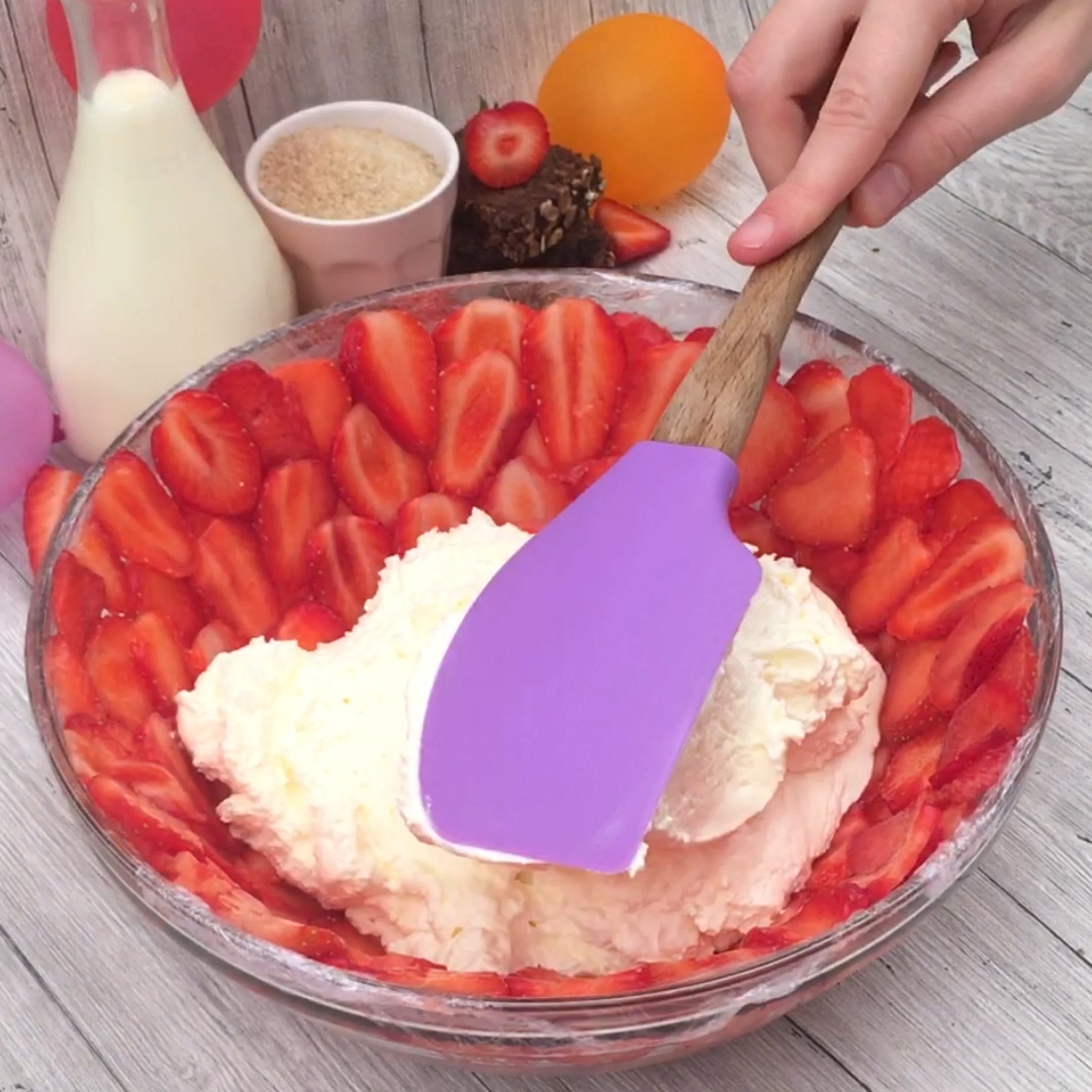 딸기 돔 케이크